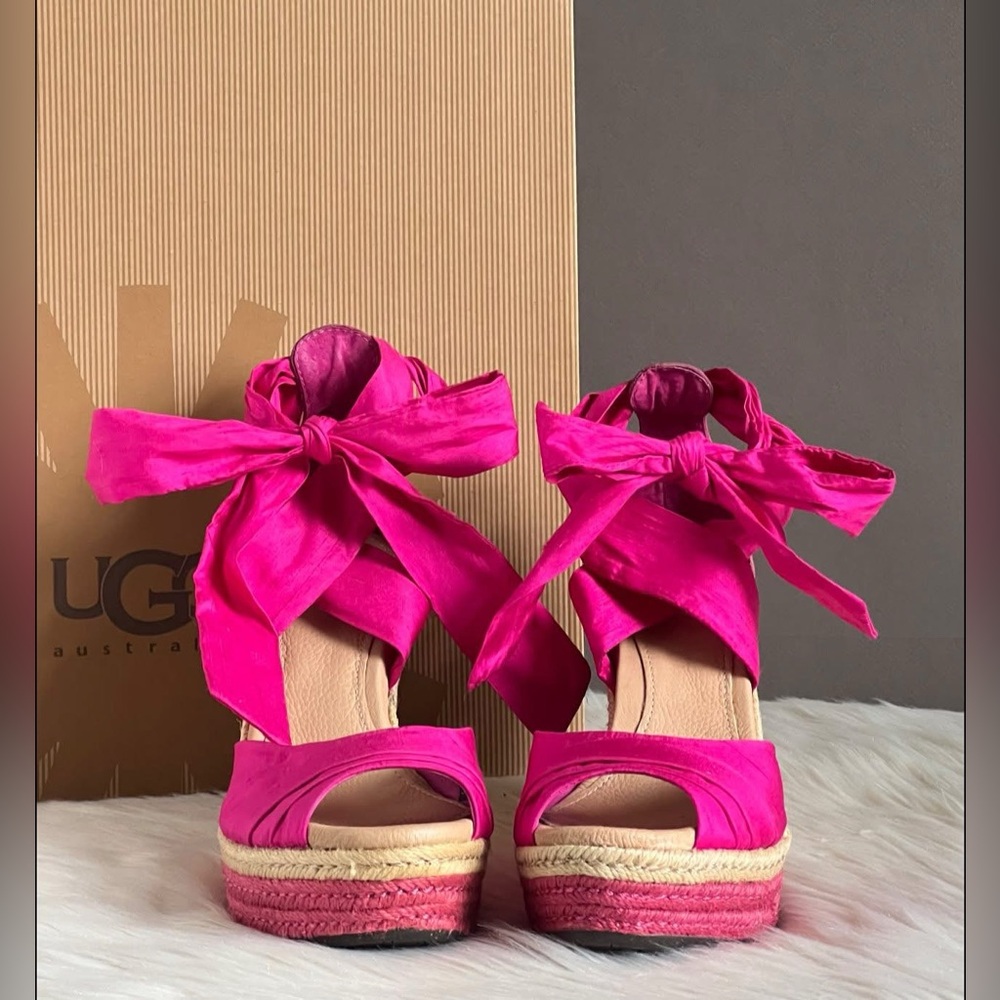 🎀 PRE-LOVED 🎀
UGG Lucianna Platform Wedge Sandals